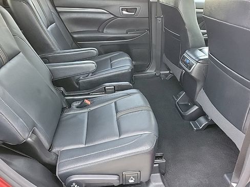 Used 2017 Toyota Highlander SE AWD/4WD image 16
