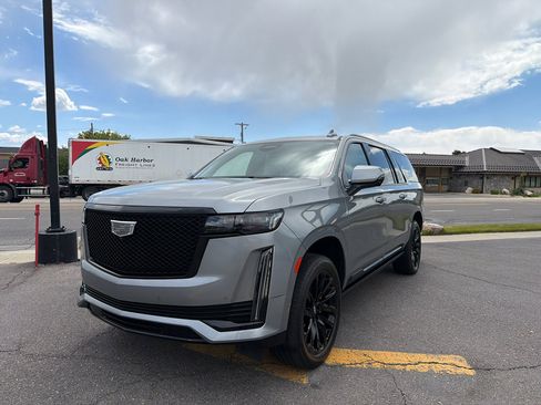 Used 2023 Cadillac Escalade ESV Sport w/ LPO, ONYX Package AWD/4WD image 4