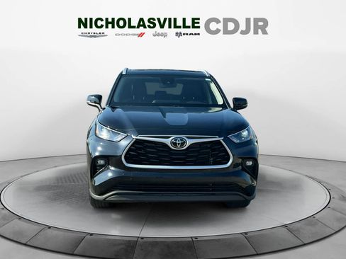 Used 2023 Toyota Highlander XLE FWD image 8