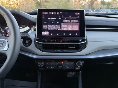 Used 2025 Jeep Compass Limited image 18