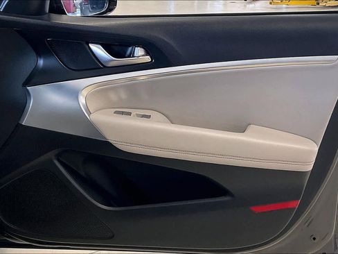 Used 2022 Genesis G70 2.0T image 22