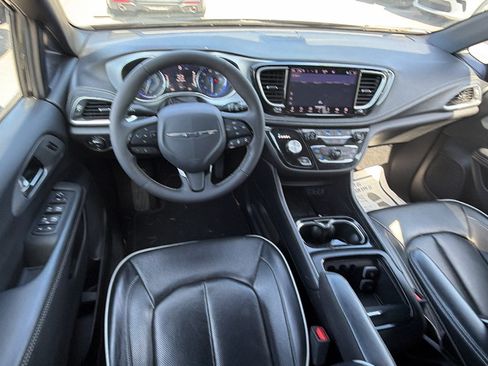 Used 2025 Chrysler Pacifica Limited FWD image 25