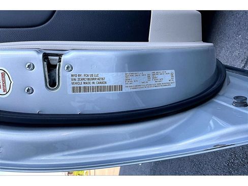 Used 2024 Chrysler Pacifica Touring-L FWD image 32