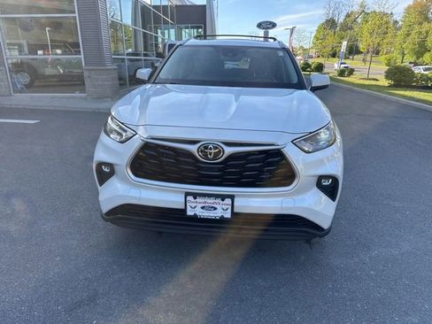 Used 2022 Toyota Highlander XLE AWD/4WD image 3