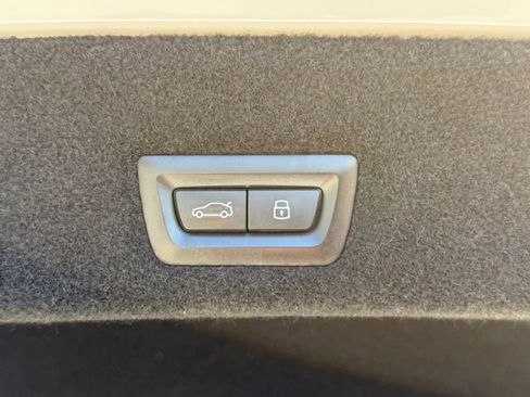 Used 2023 BMW i7 xDrive60 AWD/4WD image 16