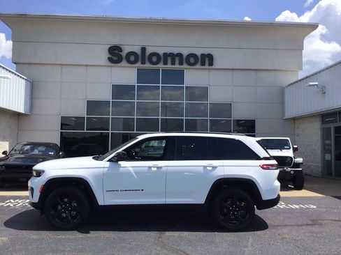 Certified 2024 Jeep Grand Cherokee Altitude AWD/4WD image 1
