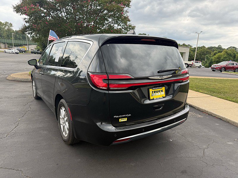 Used 2023 Chrysler Pacifica Touring-L FWD image 3