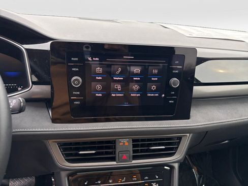 Used 2025 Volkswagen Taos SE image 17