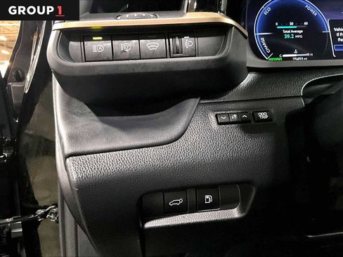 Certified 2025 Toyota Crown Signia AWD/4WD image 35