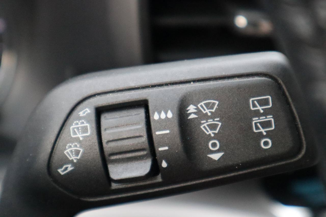 Used 2023 Ford Explorer XLT AWD/4WD image 65