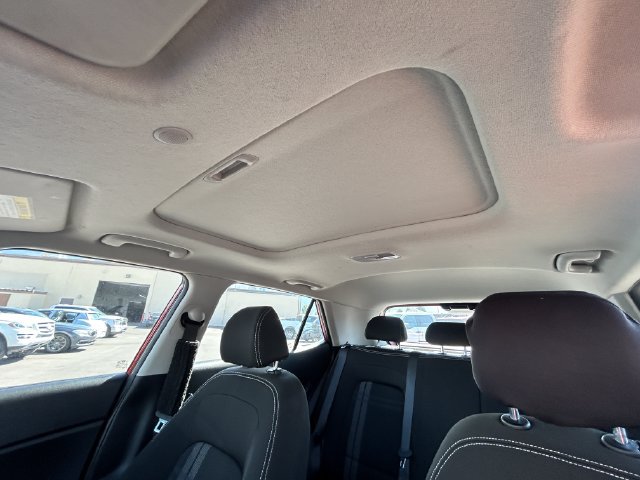 Used 2022 Hyundai Venue SEL FWD image 23