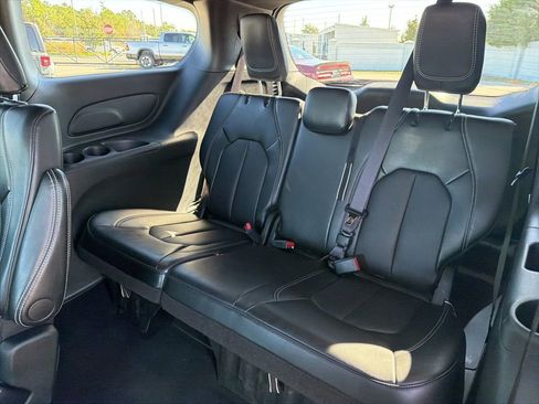 Used 2025 Chrysler Pacifica Select image 22