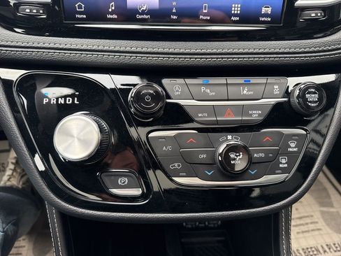 Used 2025 Chrysler Pacifica Limited image 56