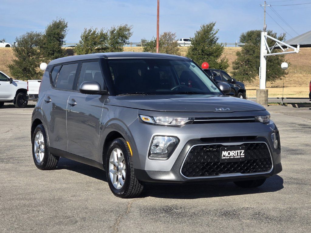 Used 2022 Kia Soul LX w/ Technology Package FWD image 3