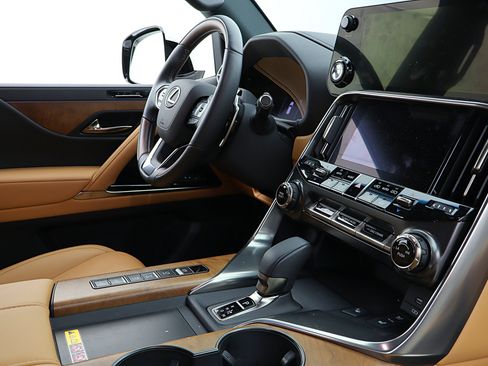 Used 2025 Lexus LX 700h Luxury AWD/4WD image 21