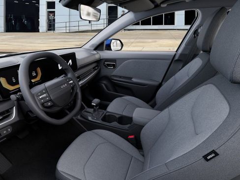 New 2025 Kia K4 LX image 17