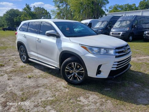 Used 2018 Toyota Highlander LE FWD image 1