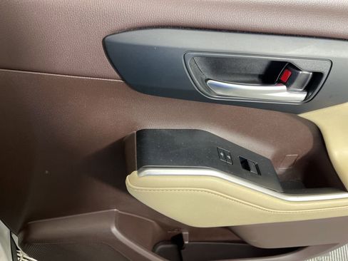 Used 2021 Toyota Highlander XLE image 11