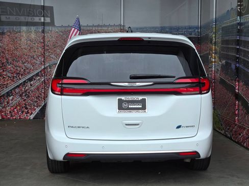 Used 2023 Chrysler Pacifica Touring-L FWD image 7