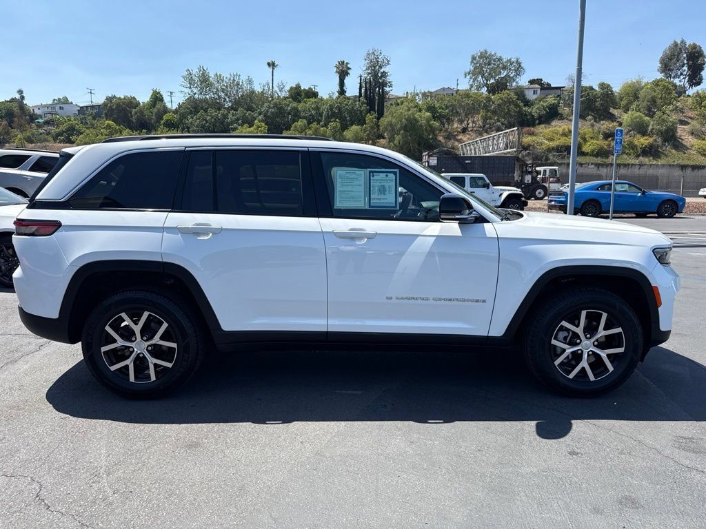 Certified 2025 Jeep Grand Cherokee Limited w/ Trailer Tow Package AWD/4WD image 9