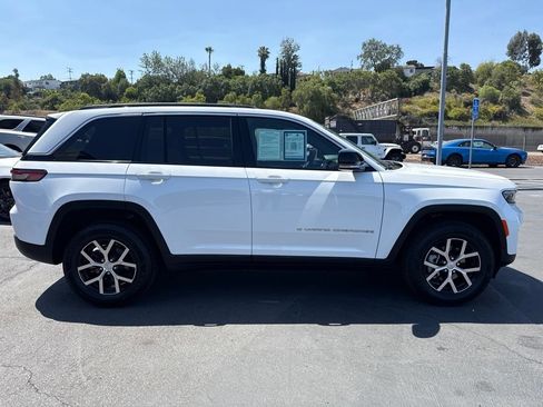Certified 2025 Jeep Grand Cherokee Limited w/ Trailer Tow Package AWD/4WD image 9