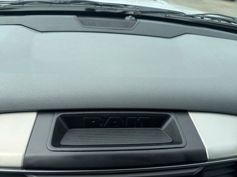 Used 2017 RAM 1500 Classic SLT w/ SLT Plus D￩cor Group AWD/4WD image 19