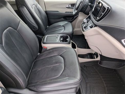 Used 2023 Chrysler Pacifica Touring-L image 30
