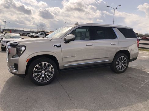 Used 2021 GMC Yukon Denali w/ Denali Premium Package image 3