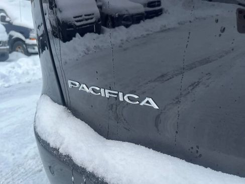 Used 2024 Chrysler Pacifica Touring-L image 6