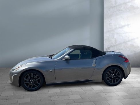 Used 2018 Nissan 370Z Roadster RWD image 3