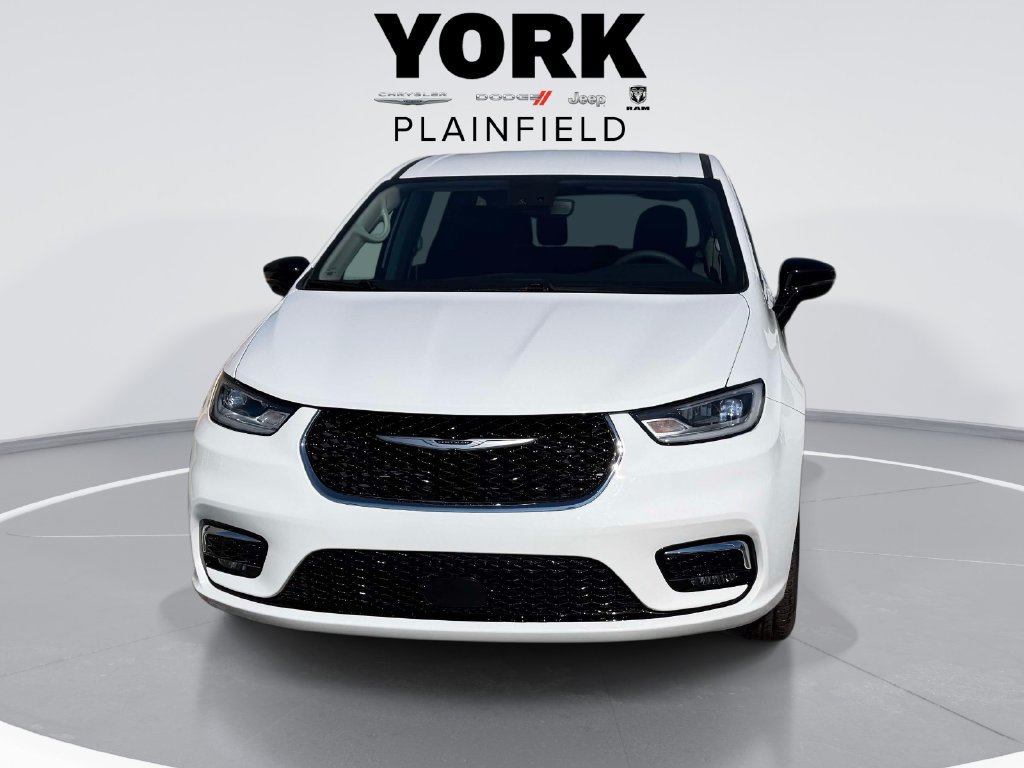 Used 2024 Chrysler Pacifica Touring-L AWD/4WD image 2