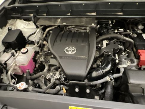 Used 2024 Toyota Highlander XLE AWD/4WD image 28