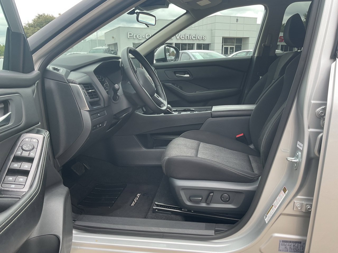 Used 2025 Nissan Rogue SV FWD image 8
