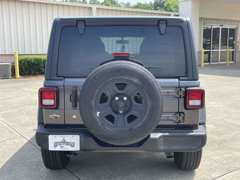 Used 2018 Jeep Wrangler Unlimited Sport AWD/4WD image 4