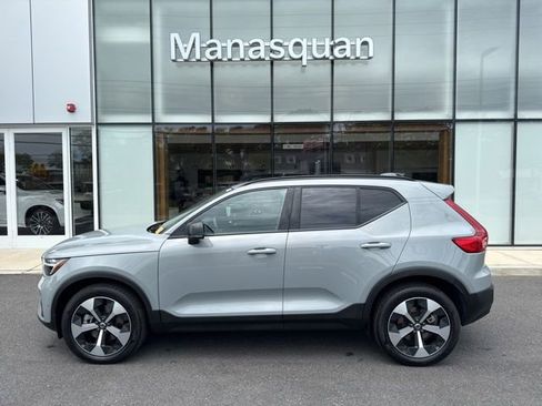 Certified 2025 Volvo XC40 B5 Plus AWD/4WD image 2
