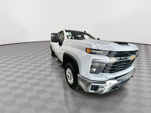 Used 2024 Chevrolet Silverado 2500 LT image 2