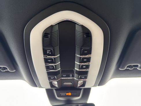 Used 2023 Porsche Macan Turbo image 36