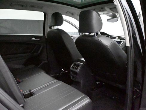 Used 2022 Volkswagen Tiguan SE w/ Panoramic Sunroof Package image 18