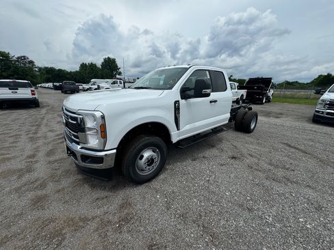 New 2025 Ford F350 XL w/ XL Chrome Package image 5