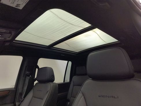 Used 2025 GMC Yukon XL Denali w/ Sun & Power Step Package image 12