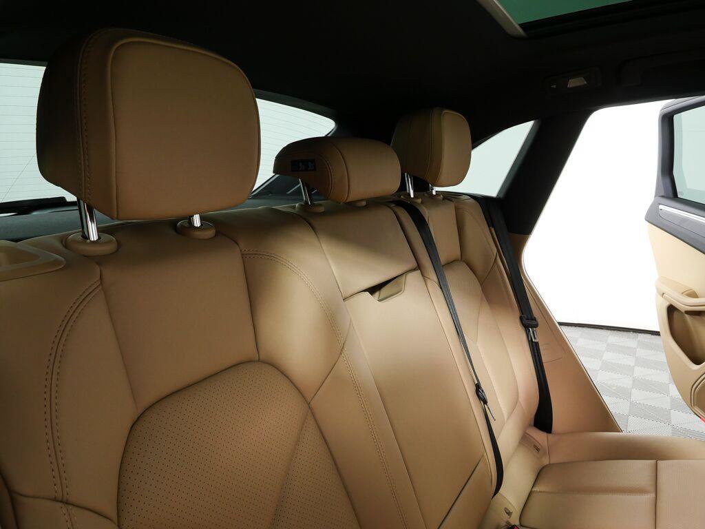 Certified 2026 Porsche Macan AWD/4WD image 23