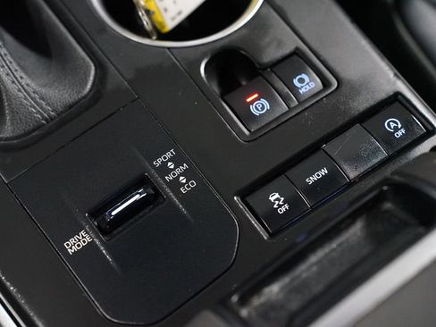 Used 2022 Toyota Highlander XLE FWD image 22