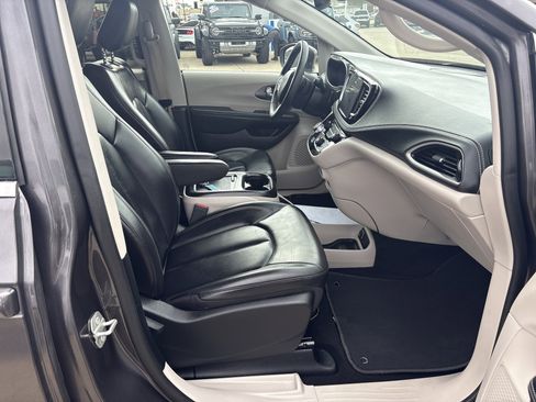 Used 2023 Chrysler Pacifica Touring-L image 9