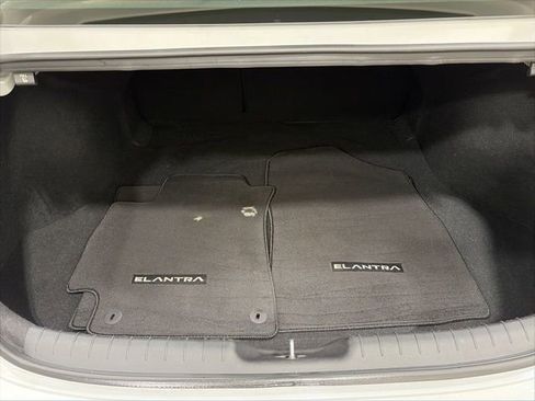 Used 2023 Hyundai Elantra Limited image 12