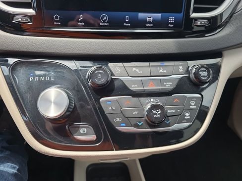 Used 2024 Chrysler Pacifica Touring-L FWD image 19