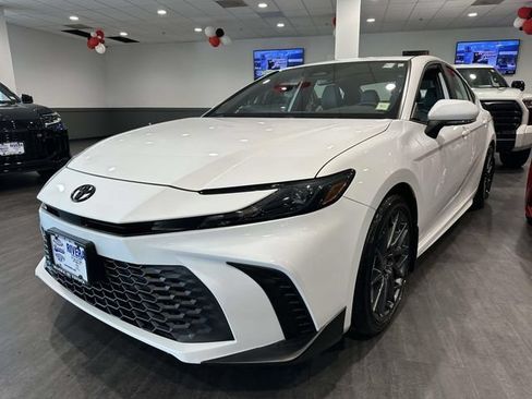 Used 2025 Toyota Camry SE w/ Convenience Package FWD image 1