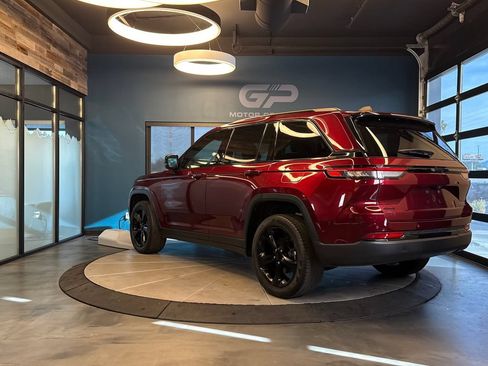 Used 2023 Jeep Grand Cherokee Limited w/ Black Appearance Package AWD/4WD image 5