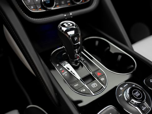 Used 2021 Bentley Bentayga Plug-In Hybrid AWD/4WD image 51