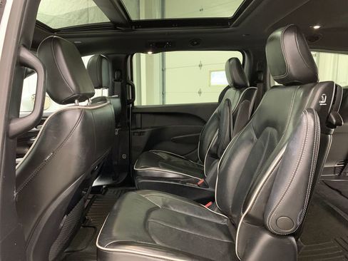 Used 2022 Chrysler Pacifica Limited w/ S Appearance Package image 19