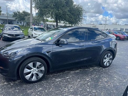 Used 2024 Tesla Model Y Long Range AWD/4WD image 3